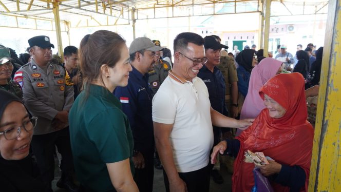 
					Bupati Kepulauan Anambas Aneng bersama Wakil Bupati Raja Bayu, Sekretaris Daerah Sahtiar S.H., M.M, dan Ketua TP-PKK Sinta Aneng, didampingi unsur FKPD dan Kepala OPD terkait, meninjau Gerakan Pasar Pangan Murah di Desa Kuala Maras, Kecamatan Jemaja Timur. Kehadiran mereka untuk memastikan stok dan harga bahan pokok tetap stabil serta mendorong kemandirian ekonomi masyarakat melalui peran Bumdes Kuala Sejahtera.