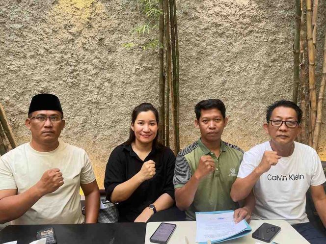 
					Empat pengurus Komunitas UMKM Kota Tua Provinsi Kepri terlihat berpose bersama di Tanjungpinang. Dari kanan ke kiri: Yusuf Lase sebagai Ketua Umum, Ayu Sitorus sebagai Bendahara, Said Ahmad Syukri sebagai Ketua Harian, dan Sueb sebagai Sekretaris. Foto ini menunjukkan kapasitas resmi mereka dalam menjalankan kegiatan komunitas.