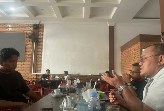 
					Sekretaris Jenderal Himpunan Pengusaha Sedimentasi Laut Indonesia, Jusri Sabri (kanan), berbincang dengan Sekretaris Jenderal PW Hima Persis Kepri, Angga Hardika (kiri), membahas komitmen perlindungan lingkungan, penggunaan alat sesuai regulasi, serta pengawasan kapal pengangkut pasir laut di kawasan Km 8 Atas, Tanjungpinang.