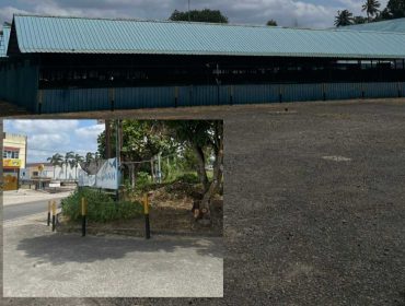 Deretan los Pasar Relokasi Puan Ramah di Km 7 Tanjungpinang yang sempat digunakan pedagang, kini terlihat kosong dan tak terawat. Pembangunan pasar ini tengah diproses dalam penyidikan dugaan korupsi, sembari menunggu hasil perhitungan kerugian negara, Rabu (11/2). 