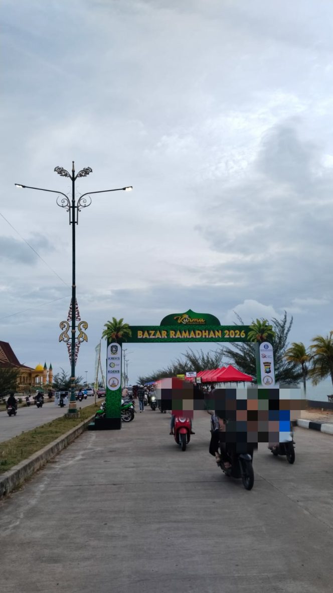 
					Gerbang kawasan stand Bazar Ramadhan Kurma di kawasan Tepi Laut, Tanjungpinang, yang menjadi lokasi kegiatan pedagang Zona B selama bulan suci Ramadhan.