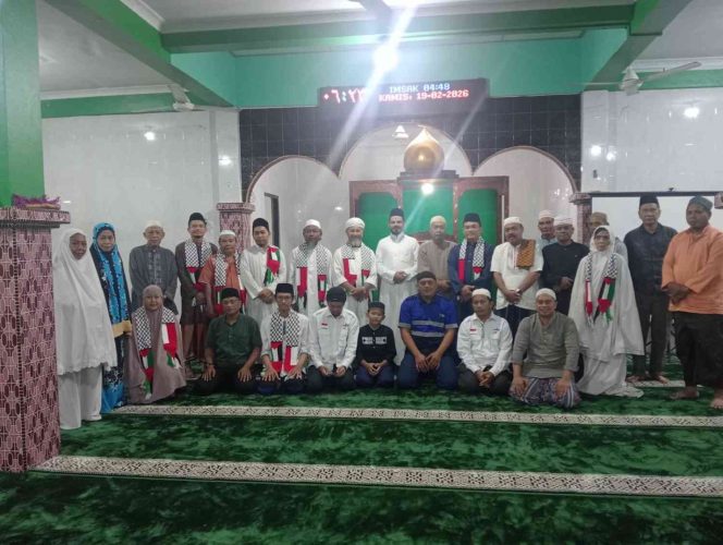 
					Safari subuh bersama ulama Palestina, Syaikh Mohammad Raed Abed Alhalem, di Masjid Al-Marhammah, Batu 5, Tanjungpinang, Kamis (19/2/2026). Kegiatan yang dihadiri panitia **Komite Nasional untuk Rakyat Palestina (KNRP) Kepulauan Riau tersebut dirangkaikan dengan penggalangan donasi untuk warga Palestina.