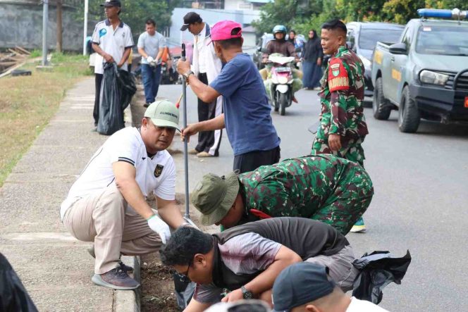 
					Ketua DPRD Provinsi Kepulauan Riau, H. Iman Sutiawan, SE (Baju Bola Putih) bersama unsur pimpinan kecamatan, aparat TNI-Polri, tenaga kesehatan, dan masyarakat mengikuti aksi gotong royong membersihkan drainase serta lingkungan di Kelurahan Sei Harapan, Kecamatan Sekupang, Kota Batam, Minggu (15/2/2026).
