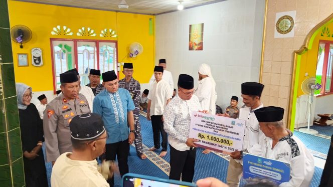 
					Bupati Kepulauan Anambas Aneng menyerahkan bantuan Program Kemitraan PT Bank Riau Kepri Syariah kepada pengurus rumah ibadah dalam rangka Safari Ramadhan 1447 H di Masjid Al Hijrah, Desa Rewak, Minggu (1/3/2026).