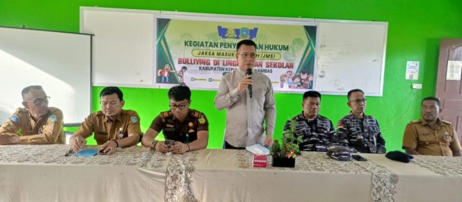
					Bupati Kepulauan Anambas Aneng membuka secara resmi program “Jaksa Masuk Sekolah” di MTS Al Ma’arif, Kecamatan Jemaja, Senin (2/3/2026), sebagai upaya menanamkan kesadaran hukum dan pembentukan karakter pelajar sejak dini.