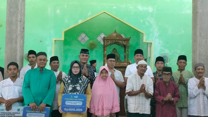 
					Bupati Kepulauan Anambas Aneng berfoto bersama masyarakat usai pelaksanaan Safari Ramadhan 1447 H di Masjid Jami’ Al-Wustqha, Kecamatan Siantan Utara, Rabu (4/3/2026).