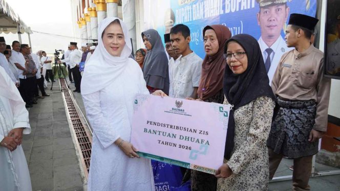 
					Ketua TP PKK Kabupaten Kepulauan Anambas, Sinta Aneng, menyerahkan secara simbolis bantuan Zakat, Infak, dan Sedekah (ZIS) kepada kaum dhuafa pada kegiatan pendistribusian bantuan oleh Baznas Kabupaten Kepulauan Anambas tahun 2026.