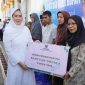 Ketua TP PKK Kabupaten Kepulauan Anambas, Sinta Aneng, menyerahkan secara simbolis bantuan Zakat, Infak, dan Sedekah (ZIS) kepada kaum dhuafa pada kegiatan pendistribusian bantuan oleh Baznas Kabupaten Kepulauan Anambas tahun 2026.