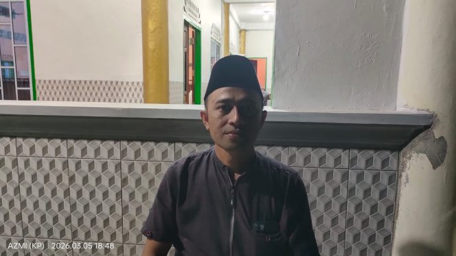 
					Kepala Desa Teluk Sunting Syahroni menyampaikan keterangan terkait upaya pencegahan stunting usai kegiatan Safari Ramadan di Masjid Al-Hidayah Desa Teluk Sunting, Kecamatan Siantan Tengah, Kamis malam (5/3/2026).
