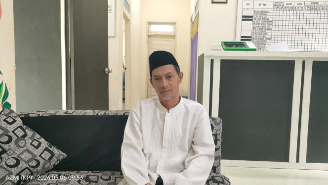 
					Sekretaris Desa Tarempa Selatan, M Rohmat, memberikan keterangan kepada media Gennews.id di ruang kerjanya terkait upaya pencegahan stunting melalui penguatan kegiatan Posyandu di Desa Tarempa Selatan, Kecamatan Siantan, Jumat (6/3/2026).