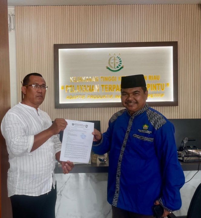 
					Ketua Gerakan Anak Melayu Negeri Riau (GAMNR) Kota Tanjungpinang, Said Ahmad Syukri (kemeja putih) bersama anggotanya, Riswandi, menunjukkan berkas laporan pengaduan masyarakat usai diserahkan melalui layanan Pelayanan Terpadu Satu Pintu (PTSP) di Kantor Kejaksaan Tinggi Kepulauan Riau, Tanjungpinang, Senin (9/3/2026).