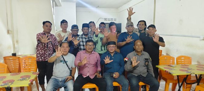 
					Perwakilan Komunitas Awak Media Kontrol Anggaran Publikasi (KAKAP) Kepri, LSM Gerakan Tuntas Korupsi (GETUK) Kepri, Aliansi Wartawan (AWAK) Kepri dan aktivis mahasiswa menggelar konsolidasi serta buka puasa bersama di Kedai Kopi Diye Kopi, Tanjungpinang, Senin (9/3), membahas rencana pinjaman daerah Rp400 miliar dan dugaan pengalihan dana Pokir DPRD Kepri ke belanja publikasi media.