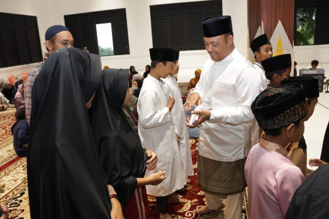 
					Ketua DPRD Provinsi Kepulauan Riau, H. Iman Sutiawan, menyerahkan santunan kepada anak-anak yatim dalam rangka kegiatan silaturahmi dan buka puasa bersama yang digelar di Gedung DPRD Provinsi Kepri, Tanjungpinang, Selasa (10/3/2026).