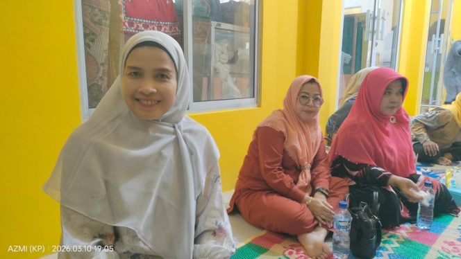 
					Ketua GOW Kabupaten Kepulauan Anambas, Ny. Kustiorini Raja Bayu (berjilbab abu-abu muda), menghadiri kegiatan buka puasa bersama masyarakat di Masjid Jami’ Al Mujahidin, Desa Matak, Kecamatan Kute Siantan, Selasa (10/3/2026).