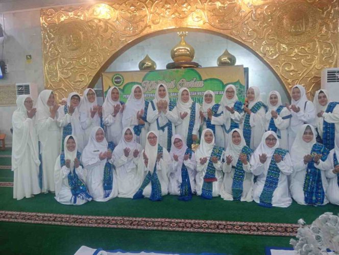 
					Sejumlah anggota Badan Kontak Majelis Taklim (BKMT) Kota Tanjungpinang berfoto bersama usai mengikuti kegiatan Khatmil Qur’an dan Katam Al-Qur’an yang dirangkaikan dengan pemberian santunan kepada kaum dhuafa di Masjid Agung Al-Hikmah, Tanjungpinang, Sabtu (8/3/2026). Kegiatan tahunan tersebut diikuti ribuan anggota majelis taklim sebagai upaya memperkuat syiar Al-Qur’an serta mempererat silaturahmi antaranggota.
