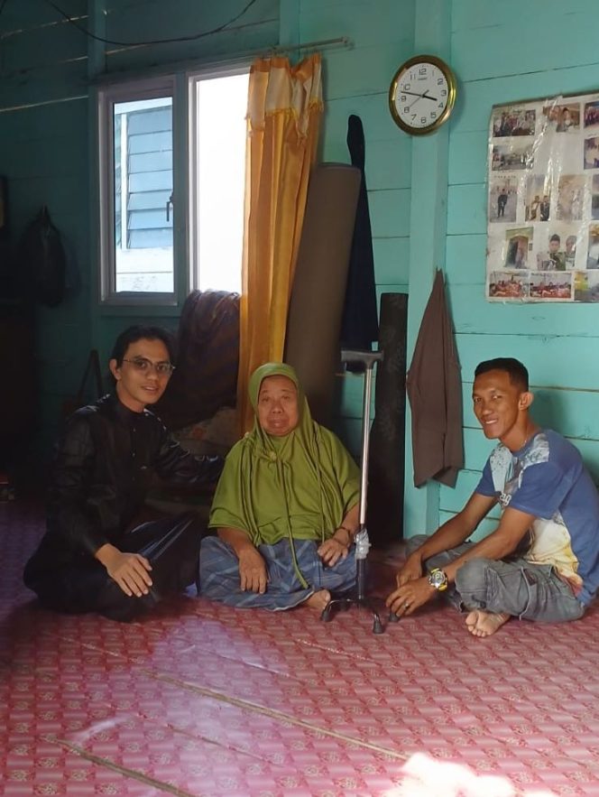 
					Wakil Ketua Komisi I DPRD Kabupaten Kepulauan Anambas dari Partai Demokrat, Hino Faisal (kiri) mengenakan baju kurung hitam saat menyerahkan bantuan tongkat kepada seorang lansia di Desa Tiangau, Sabtu (14/3/2026), sebagai bentuk kepedulian kepada warga yang membutuhkan alat bantu berjalan.