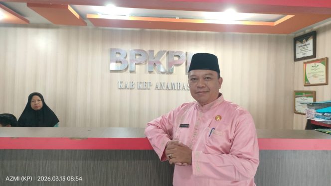 
					Kepala Badan Pengelolaan Keuangan dan Pendapatan Daerah (BPKPD) Kabupaten Kepulauan Anambas, Syarif Ahmad, menyampaikan keterangan kepada awak media terkait kondisi keuangan daerah yang belum memungkinkan pembayaran Tunjangan Hari Raya (THR) bagi ASN sebelum Idulfitri, saat ditemui di kantornya, Jum'at (13/3/2026).