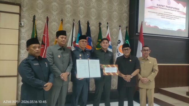 
					Ketua DPRD Kabupaten Kepulauan Anambas, Rian Kurniawan, bersama Bupati Kepulauan Anambas, Aneng, menunjukkan dokumen Laporan Keterangan Pertanggungjawaban (LKPJ) Tahun Anggaran 2025 usai penyerahan dalam Rapat Paripurna DPRD Kabupaten Kepulauan Anambas di Tarempa, Senin (16/3/2026). Dokumen tersebut selanjutnya akan dibahas dan dievaluasi oleh DPRD.