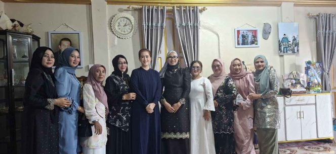 
					Ketua TP-PKK Kabupaten Kepulauan Anambas, Ny. Sinta Aneng, berfoto bersama jajaran TP-PKK Kecamatan Palmatak usai bersilaturahmi dalam rangka Open House Idul Fitri 1447 Hijriah di Desa Ladan, Sabtu (21/3/2026).