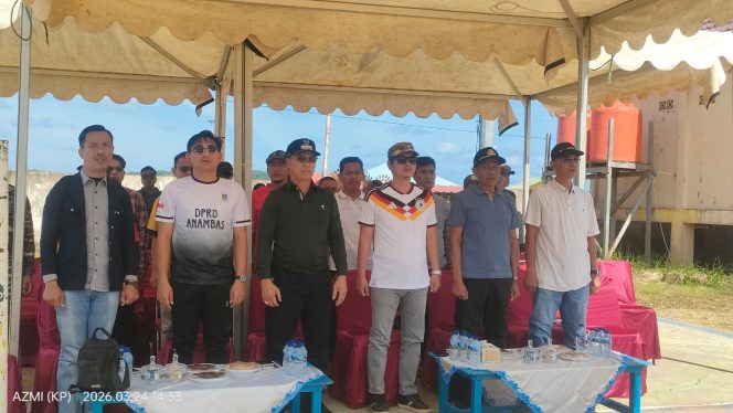 
					Bupati Kepulauan Anambas, Aneng, didampingi Ketua DPRD dan jajaran, resmi membuka turnamen sepak bola dalam rangka HUT ke-54 Desa Ladan, sekaligus menyerahkan bonus bagi pencetak gol pada laga pembuka, Selasa (24/3). 