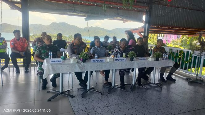 
					Kapolres Kepulauan Anambas AKBP I Gusti Ngurah Agung Budianaloka bersama Bupati Kepulauan Anambas dan unsur Forkopimda saat mengikuti pemantauan situasi objek wisata di Bay Hill, Selasa (24/3/2026), dalam rangka memastikan keamanan selama masa libur Lebaran.