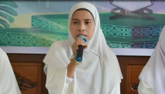 
					Ketua Gabungan Organisasi Wanita (GOW) Kabupaten Kepulauan Anambas, Ny. Kustiorini Raja Bayu, saat melaksanakan khatam Al-Qur’an di Masjid Nurul Ikhsan, Tarempa, dalam suasana khidmat dan penuh keberkahan. Momen tersebut menjadi pengingat pentingnya menjadikan Al-Qur’an sebagai pedoman hidup serta sumber kekuatan iman.