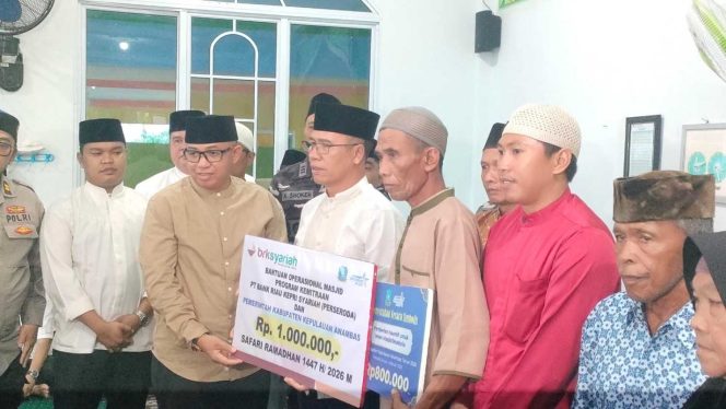 
					Bupati Kepulauan Anambas, Aneng, menyerahkan bantuan berupa buah tangan untuk mesjid dan paket sembako kepada masyarakat saat Safari Ramadan dan buka puasa bersama di Desa Batu Belah, Kecamatan Siantan Timur, Selasa (3/3/2026).