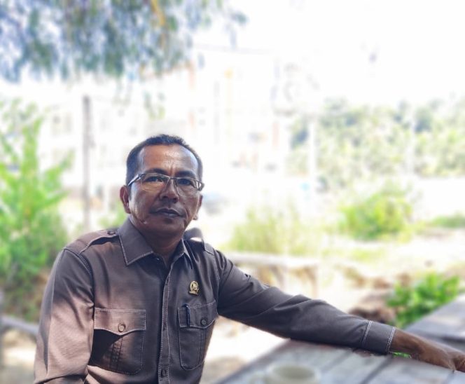 
					Anggota Komisi III DPRD Kabupaten Kepulauan Anambas, Siswandi, saat diwawancara, Senin (6/4/2026). Ia menekankan pentingnya kualitas pelayanan dan kebersihan rumah sakit sejak awal operasional.