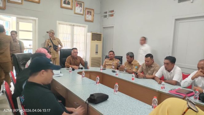 
					Suasana rapat fasilitasi penyelesaian permasalahan ketenagakerjaan antara pekerja dan PT Gobel Dharma Sarana Karya di Kantor DPMPTSP Kabupaten Kepulauan Anambas, Senin (6/4/2026).