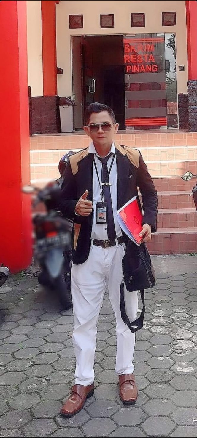 
					Pengacara Jack Kuhon saat berada di Mapolresta Tanjungpinang dalam rangka mendampingi klien terkait penanganan kasus dugaan penipuan dan penggelapan perumahan Graha Nesa yang melibatkan PT Triputra Danesa, Senin (13/4). 