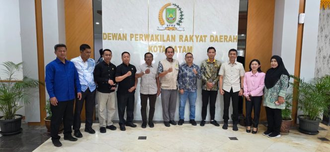
					Usai rapat, Ketua dan Anggota Pansus DPRD Anambas bersama sejumlah Anggota DPRD Kota Batam berfoto bersama, Rabu (15/4). 