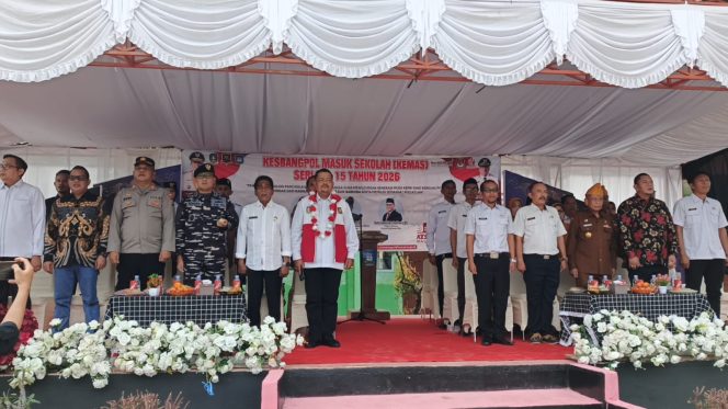 
					Kepala Badan Kesatuan Bangsa dan Politik (Kesbangpol) Provinsi Kepulauan Riau, Muhammad Iksan (tengah), bersama unsur Forkopimda dan pihak sekolah saat membuka secara resmi kegiatan Kesbangpol Masuk Sekolah (KEMAS) seri ke-15 di SMA Negeri 1 Singkep, Kabupaten Lingga, Rabu (8/4/2026).