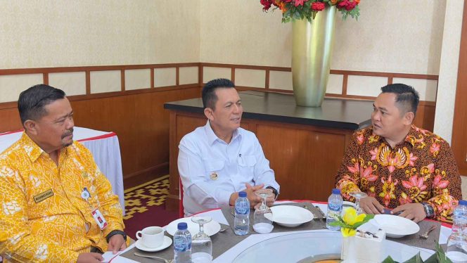 
					Kepala Badan Kesatuan Bangsa dan Politik Provinsi Kepulauan Riau Muhammad Ikhsan (kiri) berbincang dengan Ansar Ahmad (tengah) saat mendampingi audiensi bersama Bawaslu Kepri di Gedung Daerah, Tanjungpinang, Kamis (16/4/2026).