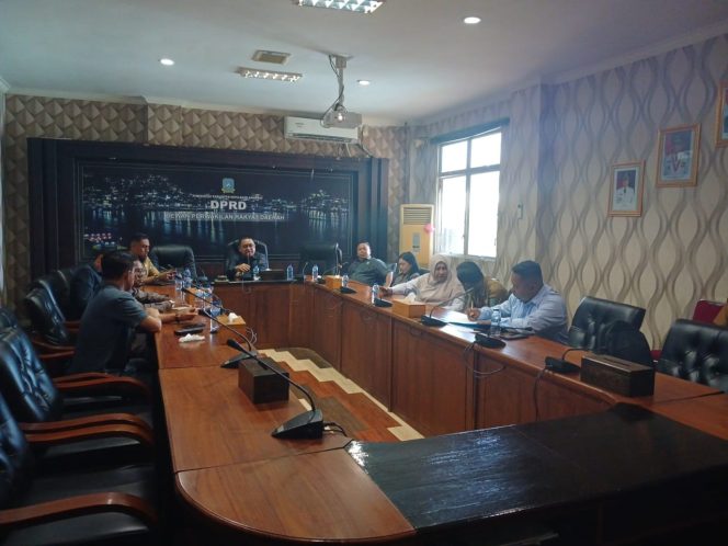 
					Ketua Pansus LKPJ DPRD Kabupaten Kepulauan Anambas, Ayub, saat memimpin rapat pembahasan dan penyusunan rekomendasi terhadap LKPJ Bupati Tahun Anggaran 2025 di ruang rapat DPRD, Senin (20/4/2026).