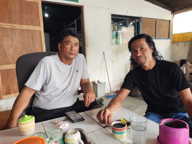 
					Abdul Razak (kiri) mengenakan baju putih didampingi Bidang Hukum HNSI, Fitrahadi, S.H (kanan), saat berbincang terkait polemik tata niaga ikan di Kabupaten Kepulauan Anambas, Senin (20/4). 