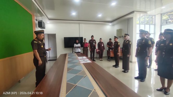 
					Kepala Kejaksaan Negeri Kepulauan Anambas, Sigit Sugiarto, saat melantik Adjudian Syafitra sebagai Kepala Seksi Intelijen (Kasi Intel) bersama tiga pejabat eselon IV lainnya di lingkungan Kejari Anambas, Selasa (21/4/2026).
