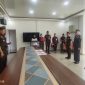 Kepala Kejaksaan Negeri Kepulauan Anambas, Sigit Sugiarto, saat melantik Adjudian Syafitra sebagai Kepala Seksi Intelijen (Kasi Intel) bersama tiga pejabat eselon IV lainnya di lingkungan Kejari Anambas, Selasa (21/4/2026).