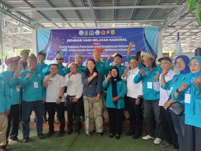 
					Peserta dan narasumber Seminar Hari Nelayan Nasional yang digelar DPD HMNI Kepulauan Riau berfoto bersama usai kegiatan bertajuk “Sinergi Kebijakan Pemerintah untuk Kesejahteraan Nelayan Kepri” di Pinang Harmoni, Tanjungpinang, Rabu (22/4/2026).