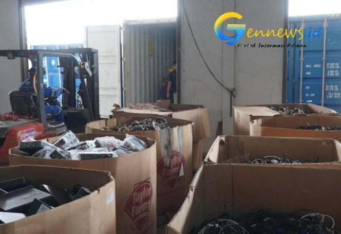 
					Keterangan Gambar : Limbah B3 saat proses pemeriksaan Bea Cukai untuk di re-ekspor. Rabu (22/4). 