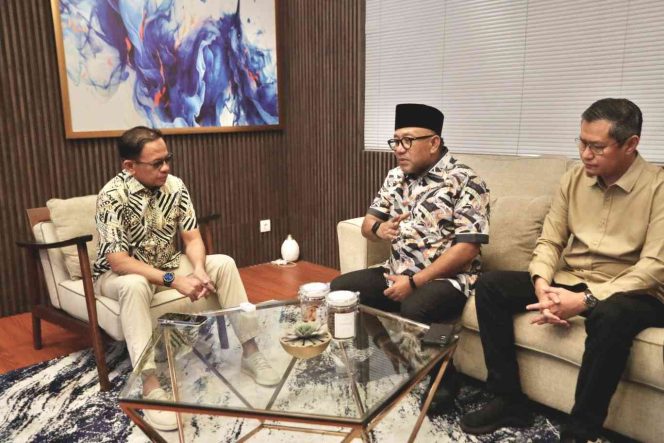 
					Wali Kota Tanjungpinang, Lis Darmansyah, berdiskusi dengan Direktur Jenderal Penetapan Hak dan Pendaftaran Tanah Kementerian ATR/BPN, Asnaedi, didampingi Sekretaris Daerah Zulhidayat, dalam pertemuan membahas tindak lanjut IP4T dan rencana pembangunan RSUD Tanjungpinang, Jumat (24/4).
