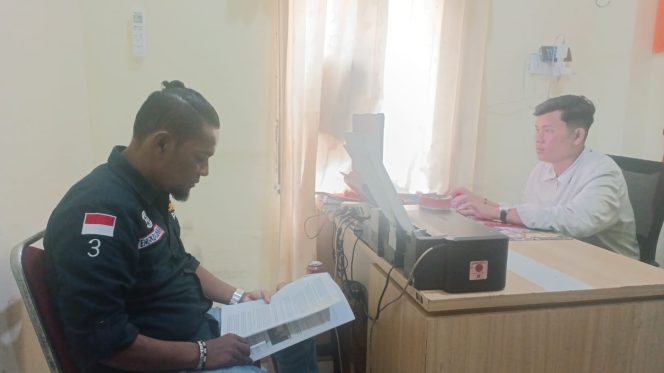 
					Tengku Azhar saat menyampaikan pengaduan terkait dugaan penghinaan terhadap profesi wartawan kepada petugas di Polres Kepulauan Anambas, Senin (27/4/2026).