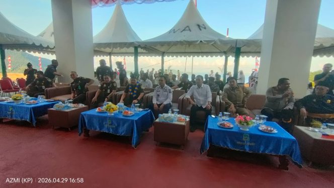 
					Suasana kegiatan peresmian gedung baru Kejaksaan Negeri Kepulauan Anambas dalam kunjungan kerja Kajati Kepri berlangsung khidmat dan dihadiri unsur Forkopimda serta tamu undangan, Rabu (29/4/2026).