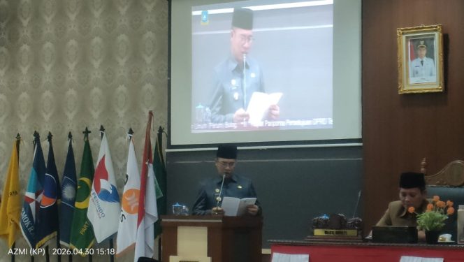 
					Bupati Kepulauan Anambas, Aneng, saat menyampaikan pidato dalam rapat paripurna terkait persetujuan hibah lahan pemerintah daerah kepada Perum Bulog di ruang paripurna lantai I DPRD Kabupaten Kepulauan Anambas, Kamis (30/4/2026). 