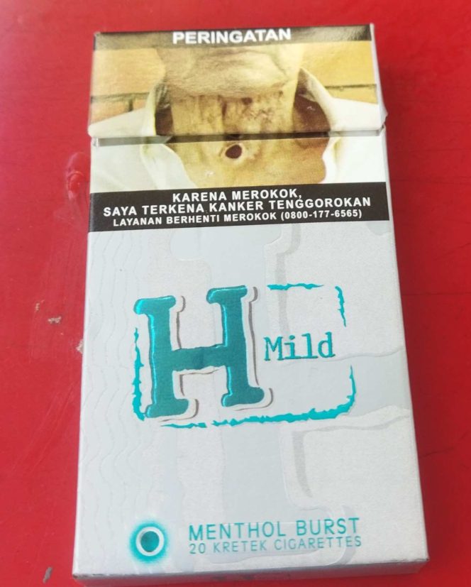 
					Sejumlah bungkus rokok non cukai merek H-Mind yang diduga beredar ilegal di Kota Batam, Provinsi Kepulauan Riau, Jumat (10/4/2026). Produk tersebut ditemukan tanpa pita cukai resmi dan dijual bebas di pasaran.