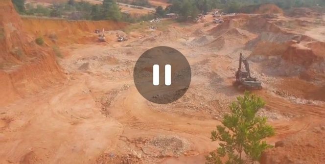 
					Aktivitas alat berat terlihat beroperasi di lokasi dugaan pemecahan batu cadas di kawasan Simpang Petai, Kelurahan Sambau, Kecamatan Nongsa, Batam, Jumat (10/4/2026), berdasarkan video yang diterima redaksi.