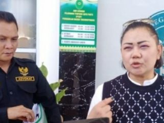 Kiri: Kuasa hukum korban, Jack Kuhon. Kanan: Korban, Ratih Seftiariski, saat memberikan keterangan terkait kasus dugaan penipuan perumahan Graha Nesa di Tanjungpinang.

Sumber Foto: ulasan.co