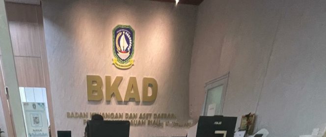 
					Kantor Badan Keuangan dan Aset Daerah Provinsi Kepulauan Riau di Tanjungpinang menjadi sorotan terkait pengadaan pakaian dinas tahun anggaran 2025 yang mencapai ratusan juta rupiah, Kamis (23/4). 