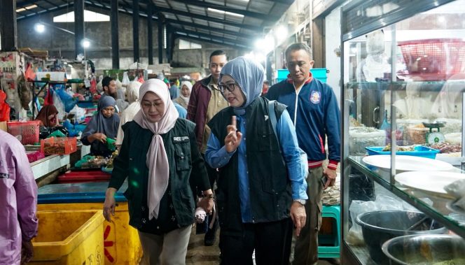
					Sekdaprov Kepri Misni meninjau harga bahan pokok di Pasar Bintan Center, Tanjungpinang, Jumat (15/5/2026), guna memastikan stabilitas jelang Iduladha. (Foto: Diskominfo Kepri). 