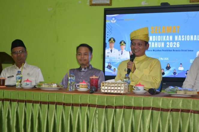 
					Wakil Bupati Kepulauan Anambas Raja Bayu Febri Gunadian, S.E menyampaikan sambutan Menteri Pendidikan Dasar dan Menengah Republik Indonesia di aula kegiatan usai Upacara Peringatan Hari Pendidikan Nasional (Hardiknas) Tahun 2026 di Kecamatan Siantan Timur, Sabtu (2/5/2026).