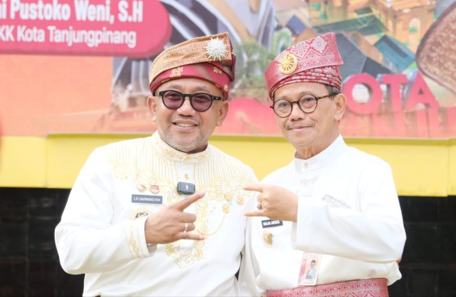 
					Wali Kota Tanjungpinang, Lis Darmansyah, bersama Wakil Wali Kota Raja Ariza mengenakan pakaian adat Melayu saat menghadiri kegiatan resmi di Kota Tanjungpinang, Selasa (21/4). 